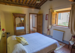 Il Borghino Retreat Centre - room with double bed called I Nespoli - Gialla. Yoga Retreat Italy